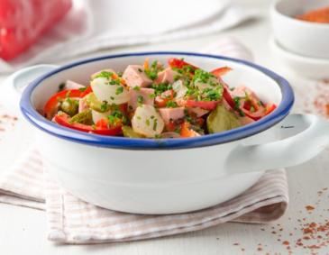 Leberkäse-Salat mit Cornichons und Perlzwiebel