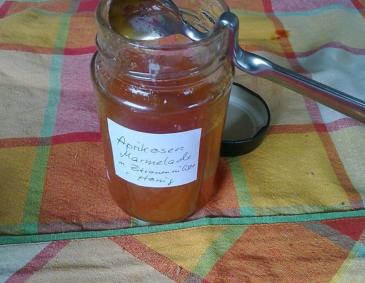 Marillenmarmelade mit Zitronenmelisse und Honig