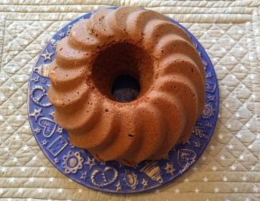 Weihnachtlicher Gewürz-Rotwein-Gugelhupf