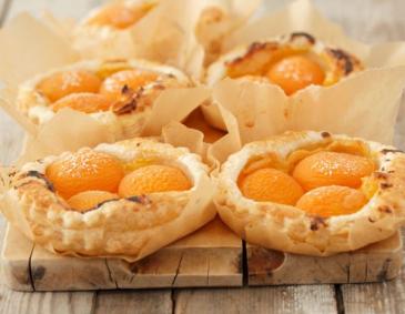 Blätterteigtörtchen mit Marillen und Vanillecreme