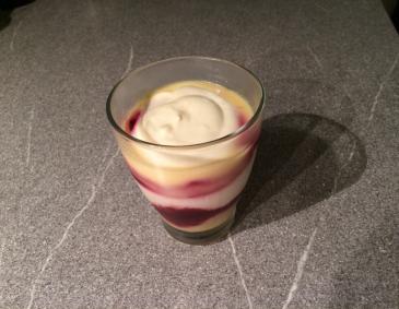 Brombeer-Eierlikör-Dessert im Glas