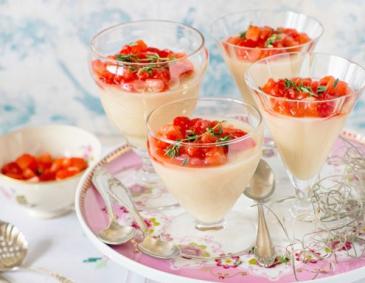 Pudding mit Parmesan und Erdbeeren