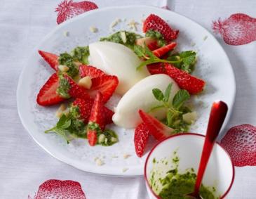 Buttermilchmousse mit Erdbeeren und Nusspesto