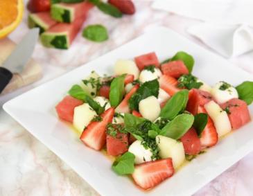 Obstsalat mit Erdbeeren, Melone und Mozzarella