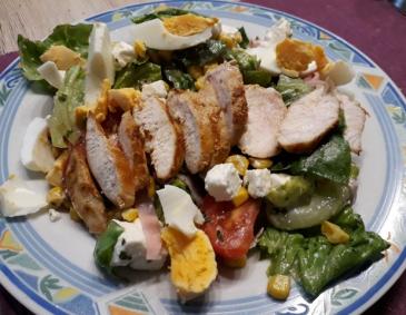 Gebratenes Hühnerfilet auf Salat