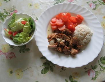 Hühnergeschnetzeltes mit Reis und Karotten