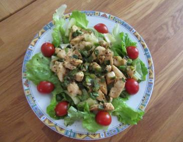 Hühnerstreifen auf Blattsalat