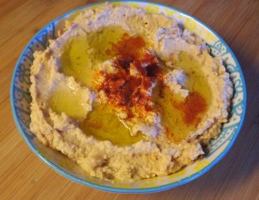 Hummus mit getrockneten Tomaten & Basilikum