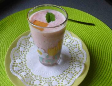 Joghurt mit Obst und Zuckermelonestücken