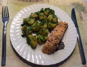 Lachs mit geschrotetem Pfeffer und Petersilkartoffeln