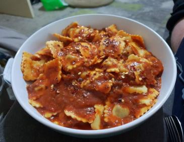 Ravioli mit Parmaschinken-Ricotta-Füllung und Tomatensauce