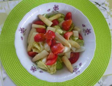 Spargelsalat mit Erdbeeren