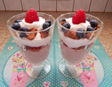 Topfen-Schichtdessert mit Beeren