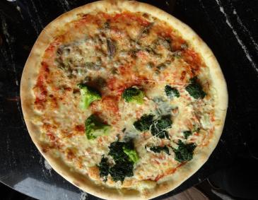 Brokkoli-Paradeiser-Pizza