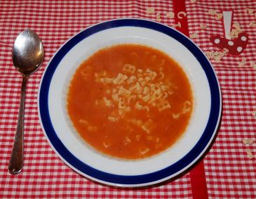 Buchstaben-Paradeiser-Suppe