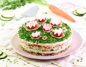 Bunte Cheesecake-Salattorte