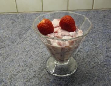 Joghurtcreme mit Balsamico-Erdbeeren
