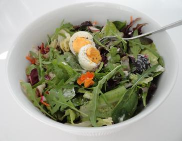 Frischer Salat mit Joghurtdressing