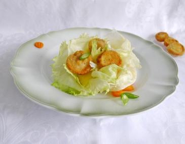 Gebackene Weißwurstradln mit Salat