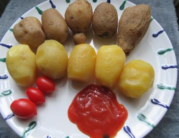 Gekochte Kartoffeln mit Ketchup