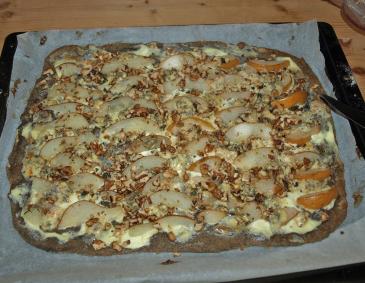 Hanfmehl-Flammkuchen mit Gorgonzola, Nüssen und Birnen
