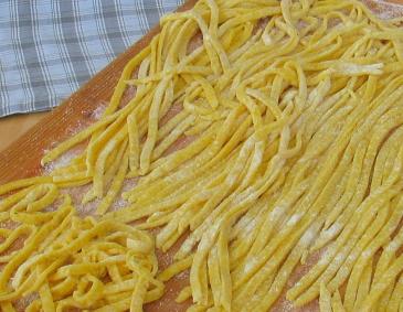 Selbstgemachte Nudeln mit und ohne Ei