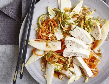 Zucchininudel-Salat mit Karotten und Kokoshuhn