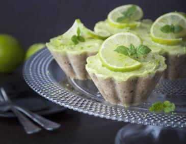 Limetten-Cupcakes ohne Backen mit Avocado und Cashew