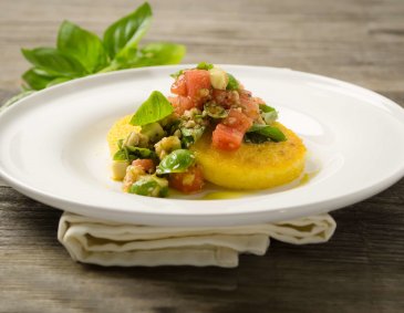 Maisgrieß-Laibchen mit Avocado-Melonen-Salsa