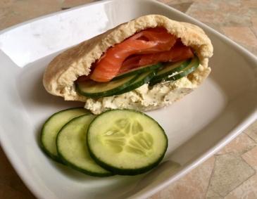 Pita mit Räucherlachs und Gurke