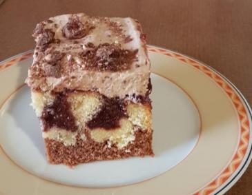 Poke-Cake mit Kirschpudding-Füllung