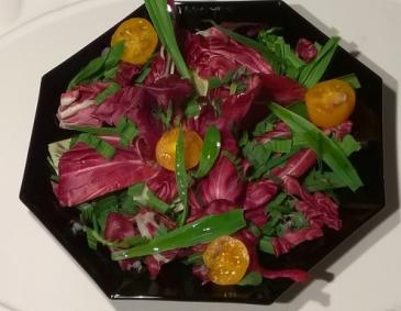 Radicchio-Salat mit gelben Cocktailtomaten und Spitzwegerich