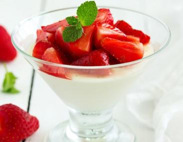 Rooibos Panna Cotta mit Erdbeer-Minze-Salat