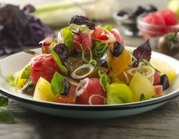 Salat mit Tomaten, Wassermelone und Oliven