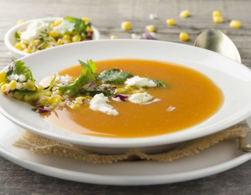 Tomaten-Maiscreme-Suppe mit Ziegenfrischkäse