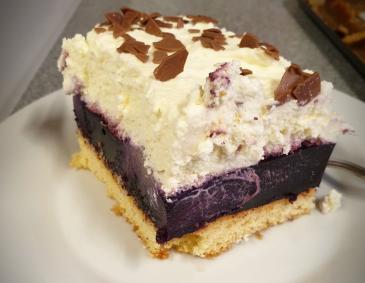 Birnen-Holunderpudding-Schnitte mit Schlagoberstopping