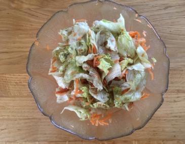 Eisberg-Karotten-Salat mit Kernöl
