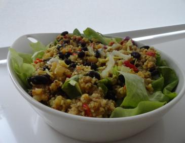 Salat von Quinoa und Schwarzen Bohnen