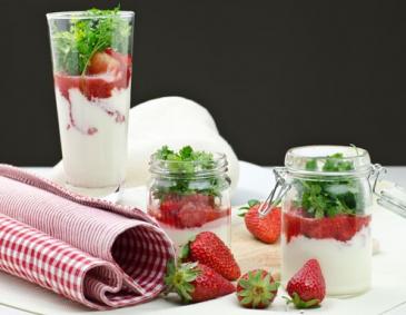 Erdbeer-Sauerrahmmousse mit Kerbelsalat