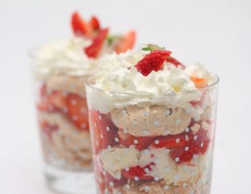 Erdbeertrifle mit Eis und weißer Schokolade