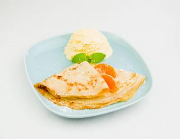 Mandarinen-Crêpes mit Vanilleeis