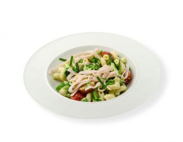 Nudel-Gemüse-Salat mit Joghurt-Dressing und Putenschinken-Streifen