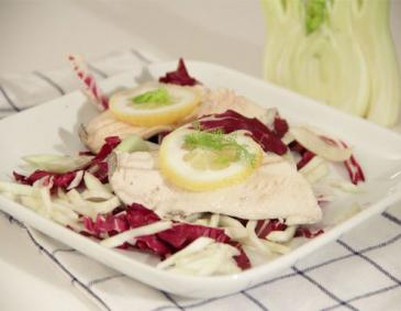 Radicchio-Fenchel-Salat mit gedämpftem Forellenfilet aus dem Dampfgarer