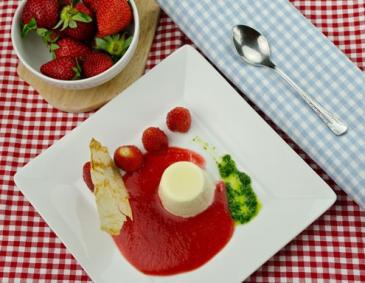 Joghurt-Pannacotta mit Minzpesto und Erdbeersauce