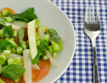 Spargel mit Lachs und Gurken-Minze-Salat