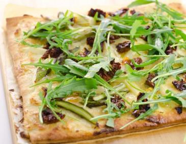 Spargelpizza mit getrockneten Tomaten
