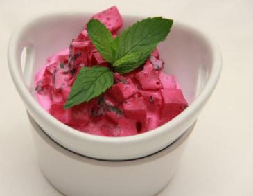 Rote Rüben-Ziegenjoghurt mit Minze aus dem Dampfgarer