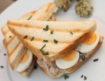 Thunfisch-Sandwich mit Wachteleiern