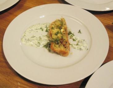 Kartoffelstrudel mit Kräuter-Joghurt-Dip