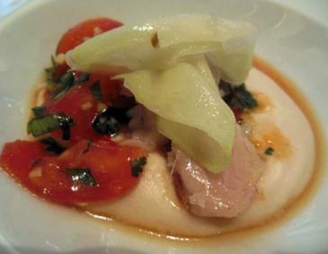 Lachsforelle mit orientalischer Tomatensalsa, weißer Bohnencreme und Kohlrabi